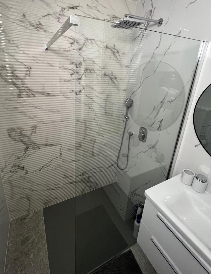 City Center Apartment Twiggy Makarska Bagian luar foto